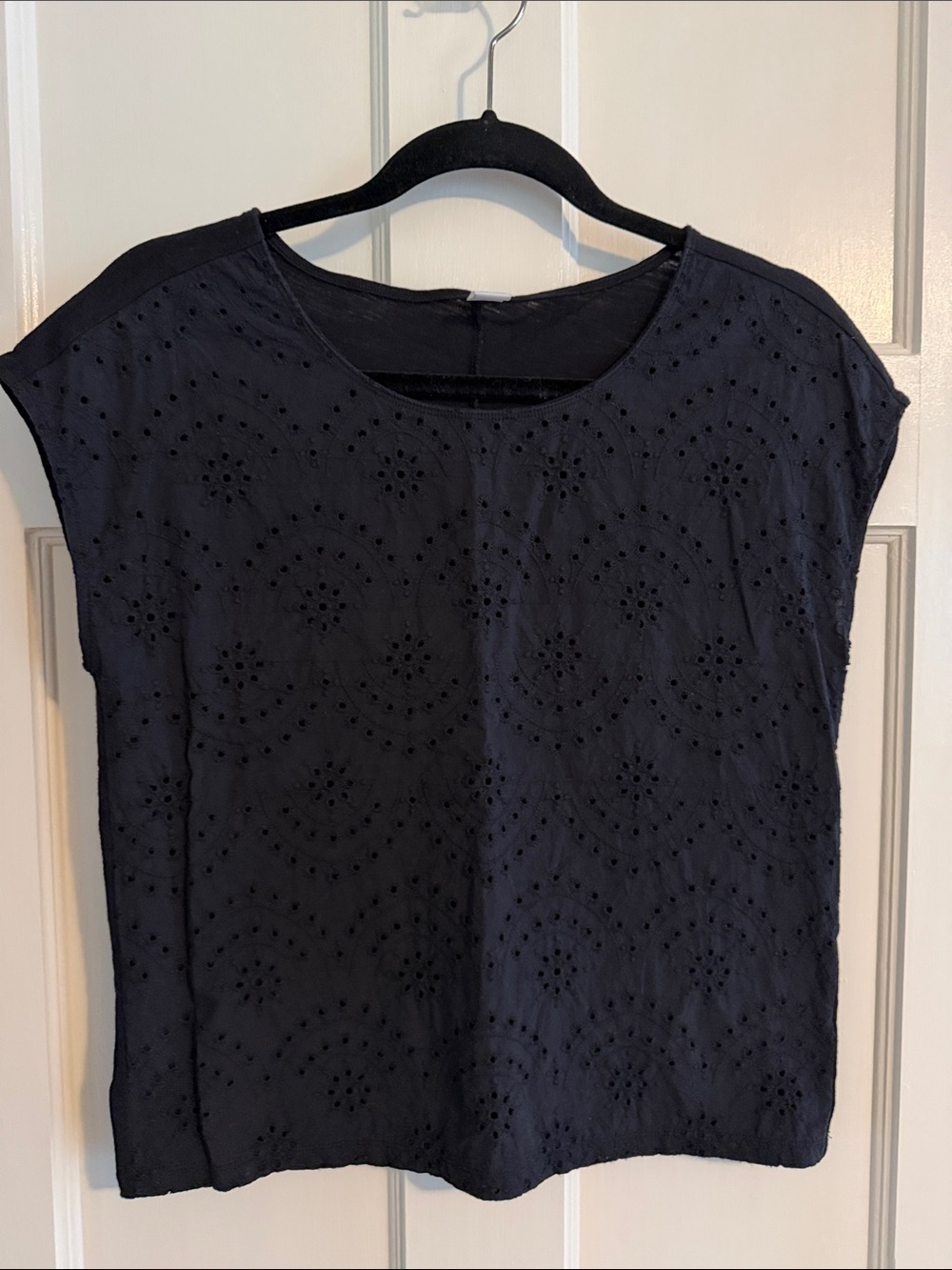 🌷Old Navy short sleeve black eyelet top. Size S.